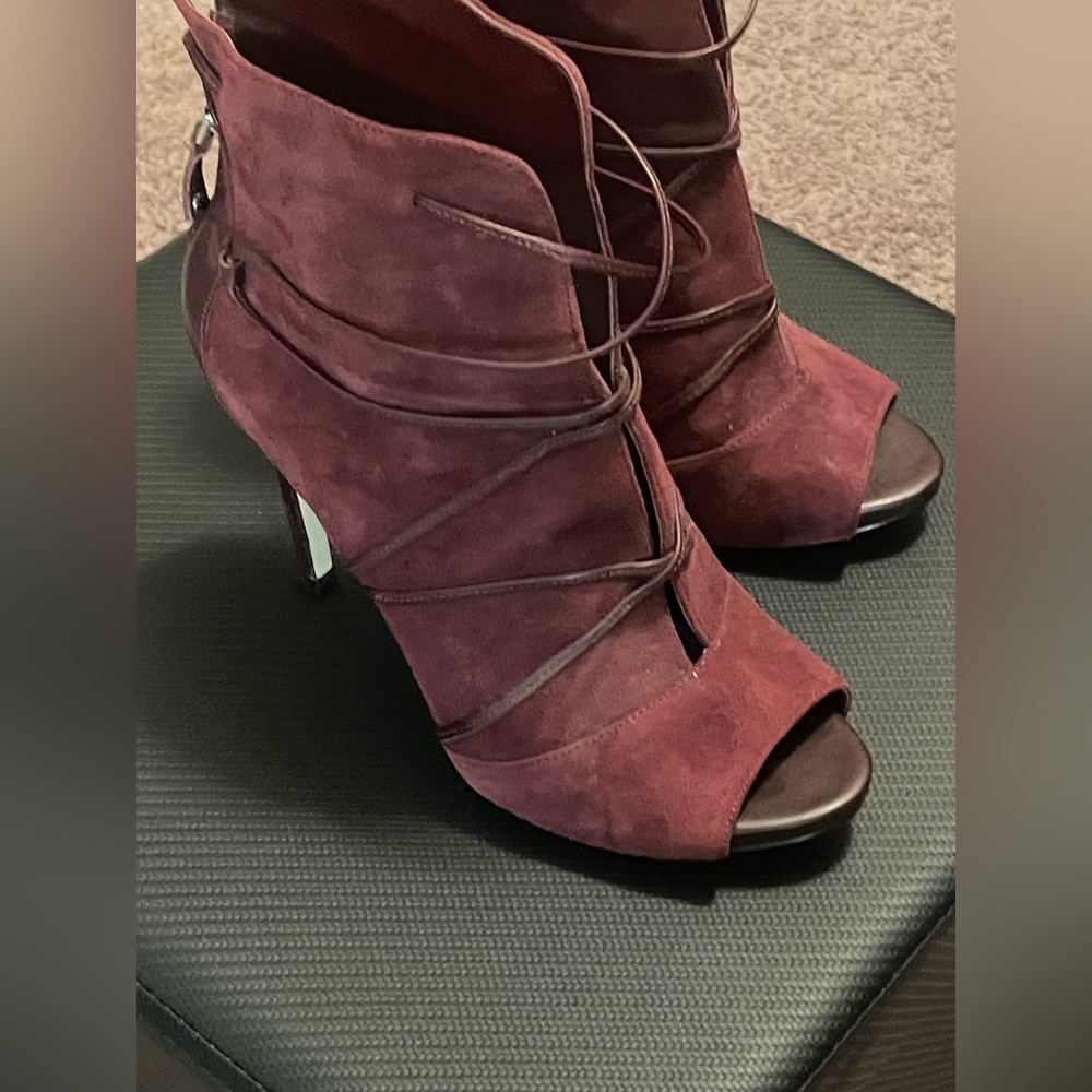 BOOTIE HEEL SIZE 7.5.
